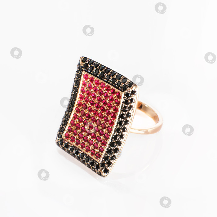 Скачать Золотое кольцо с черными бриллиантами и рубинами на белом фоне фотосток Ozero