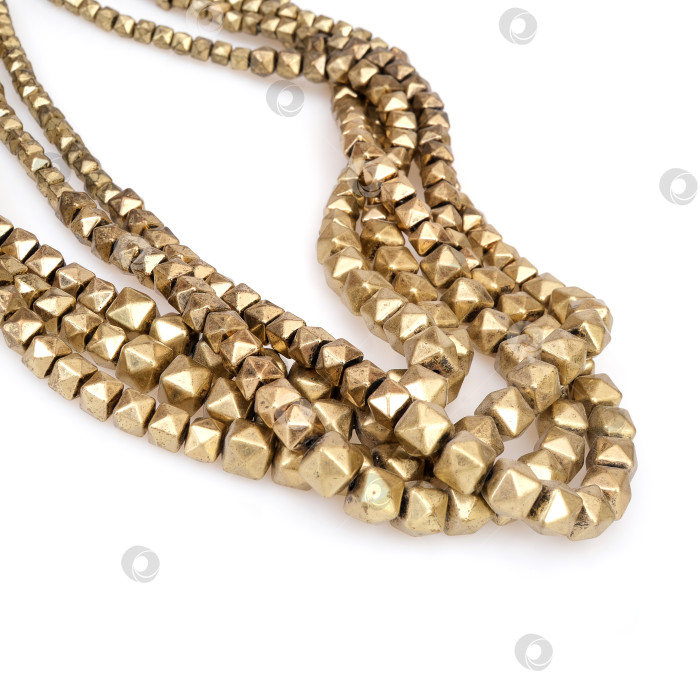 Скачать Золотые ожерелья, выделяющиеся на белом фоне фотосток Ozero