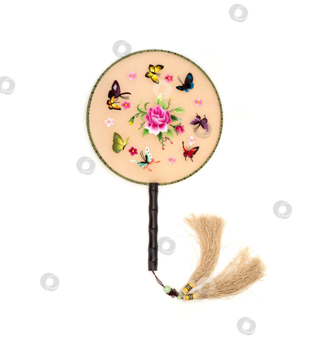 Скачать Китайский шелковый веер с цветочным орнаментом на белом фоне фотосток Ozero