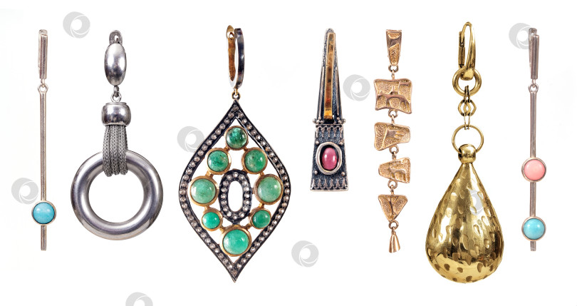 Скачать Набор золотых и серебряных сережек с драгоценными камнями на белом фоне фотосток Ozero