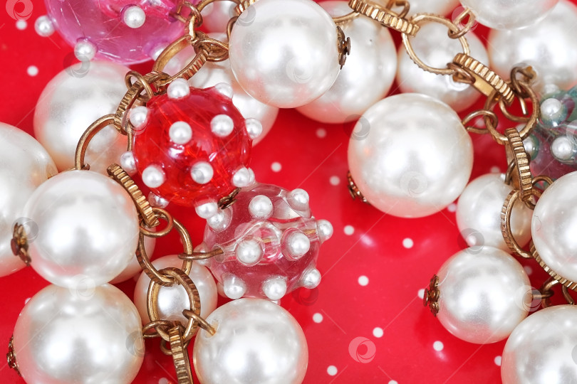 Скачать Браслет из жемчуга, выделяющийся на красном фоне фотосток Ozero