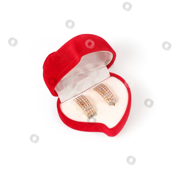 Скачать Красная бархатная коробочка в виде сердца для украшений, выделяющаяся на белом фоне фотосток Ozero