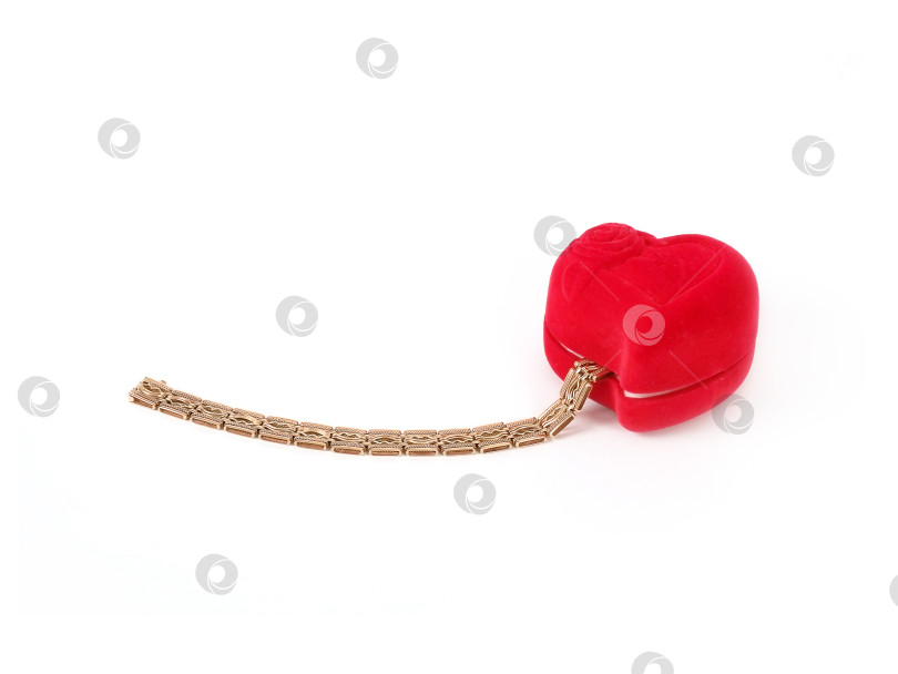 Скачать Красная бархатная коробочка в виде сердца для украшений, выделяющаяся на белом фоне фотосток Ozero