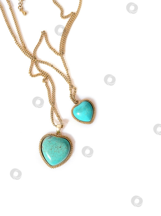 Скачать Золотое колье с бирюзой, выделяющейся на белом фоне фотосток Ozero