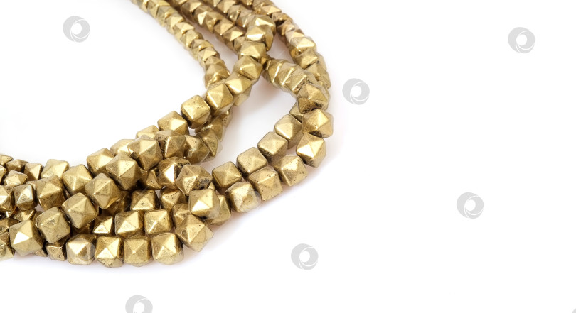 Скачать Золотое ожерелье, выделяющееся на белом фоне фотосток Ozero