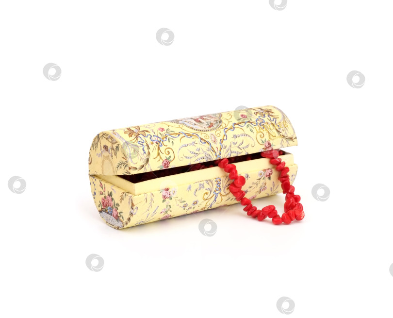 Скачать Богато украшенная подарочная коробка с красными бусинками, выделяющимися на белом фоне фотосток Ozero