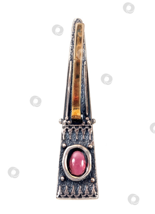 Скачать Серебряная серьга с драгоценными камнями на белом фоне фотосток Ozero