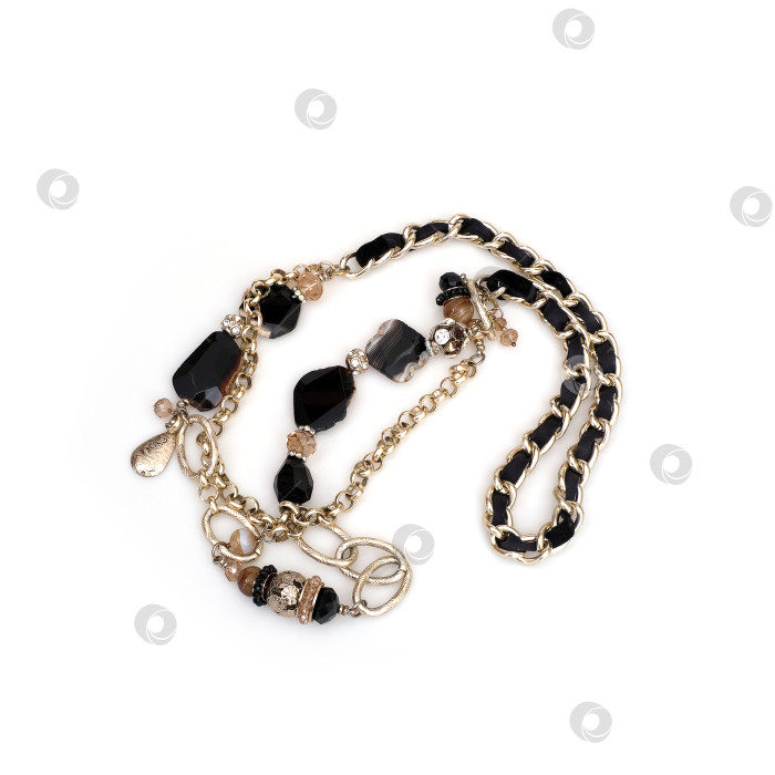 Скачать Золотые ожерелья, выделяющиеся на белом фоне фотосток Ozero