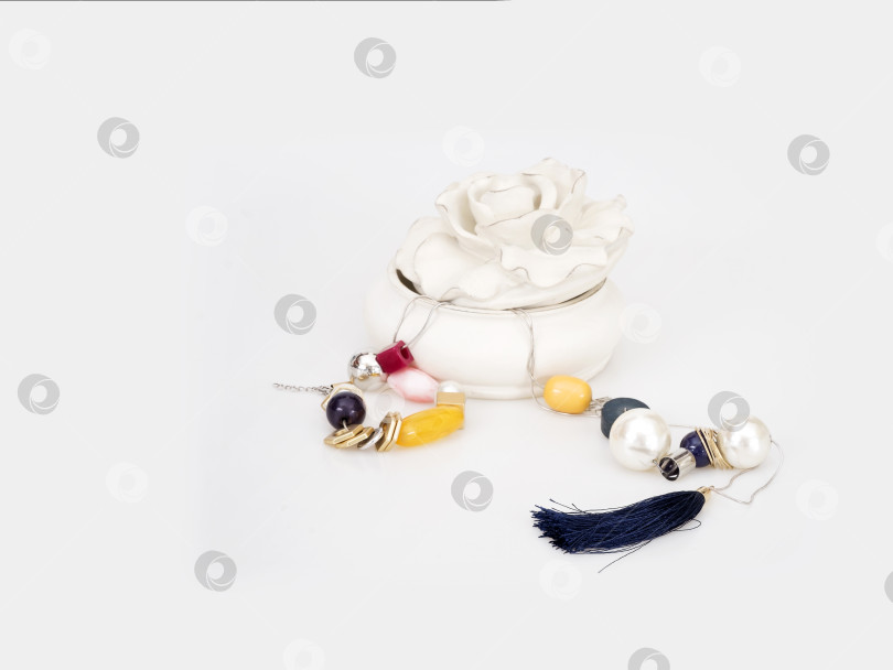 Скачать Украшения в белой коробочке, выделяющиеся на белом фоне фотосток Ozero