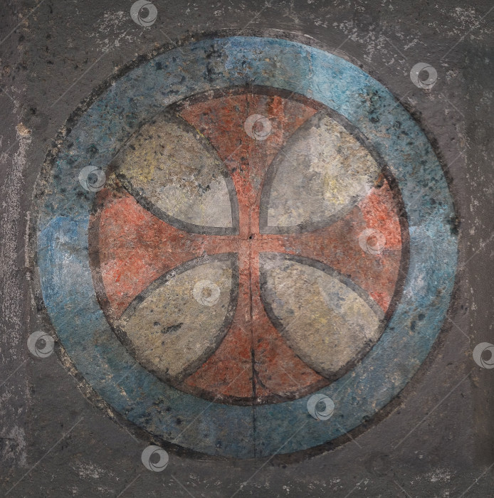 Скачать Фреска в старой христианской церкви с изображением креста. Изолированный фон фотосток Ozero