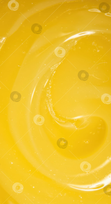 Скачать Абстрактная желтая жидкая текстура с едва заметной рябью и мелкими пузырьками. Концепция сладкого десерта с жидким фоном для оформления блюд. фотосток Ozero