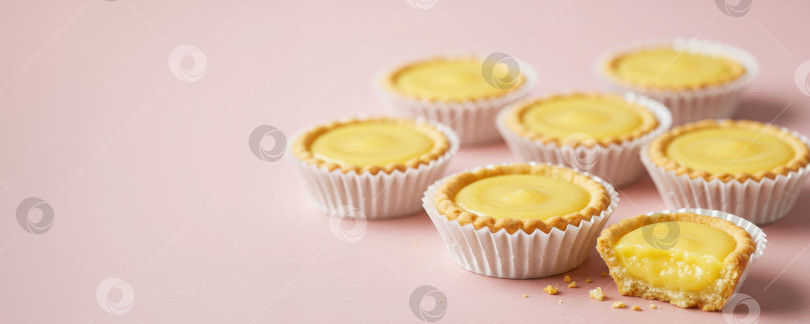 Скачать Вкусные лимонные тарталетки с кремово-желтой начинкой. Сладкие мини-тарталетки для десерта или выпечки. Кондитерское изделие на закуску. фотосток Ozero