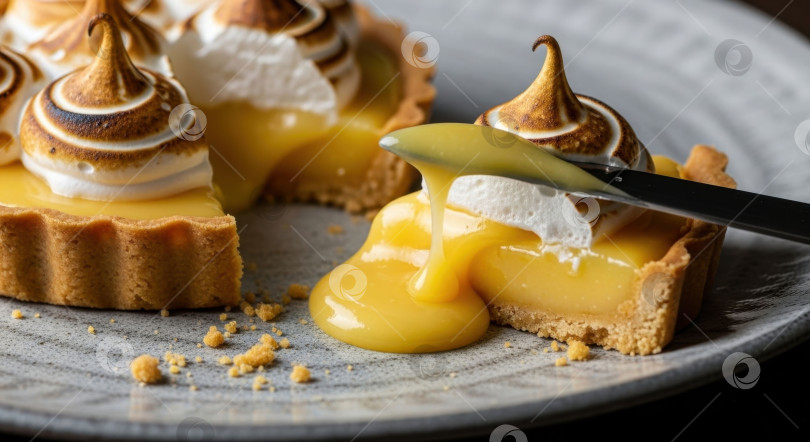 Скачать Пирог с лимонным безе и сочащимся густым заварным кремом, на десерт, сладкое блюдо, снимок крупным планом. фотосток Ozero