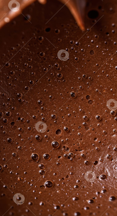 Скачать Крупный план густого коричневого расплавленного шоколада или мусса с воздушными пузырьками и глянцевой текстурой. Сладкий сливочный десерт на фоне кондитерских изделий. фотосток Ozero