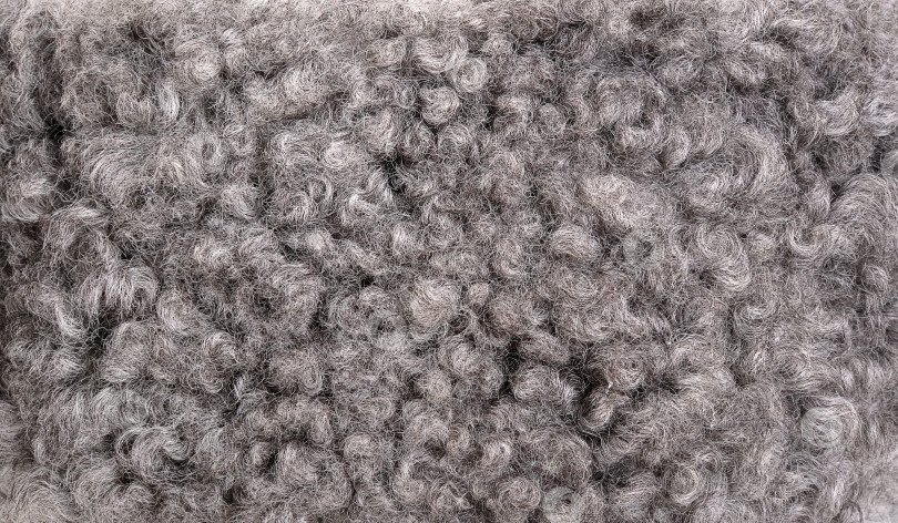 Скачать Красивый фон из серого натурального меха (каракуль, каракулевая шкурка) фотосток Ozero