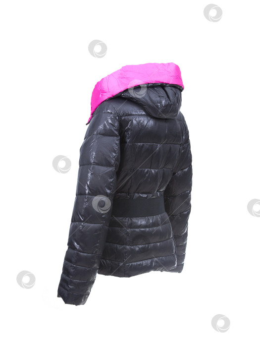 Скачать Черный пуховик для спорта и отдыха, выделяющийся на белом фоне фотосток Ozero