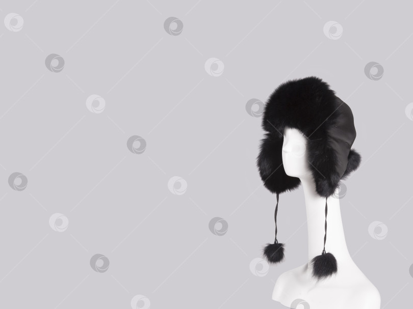 Скачать Голова манекена в меховой шапке выделена на сером фоне фотосток Ozero