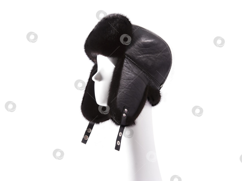 Скачать Голова манекена в меховой шапке выделена на белом фоне фотосток Ozero