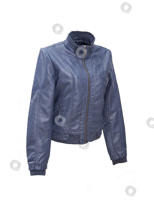 Скачать Синяя короткая кожаная куртка, выделяющаяся на белом фоне фотосток Ozero