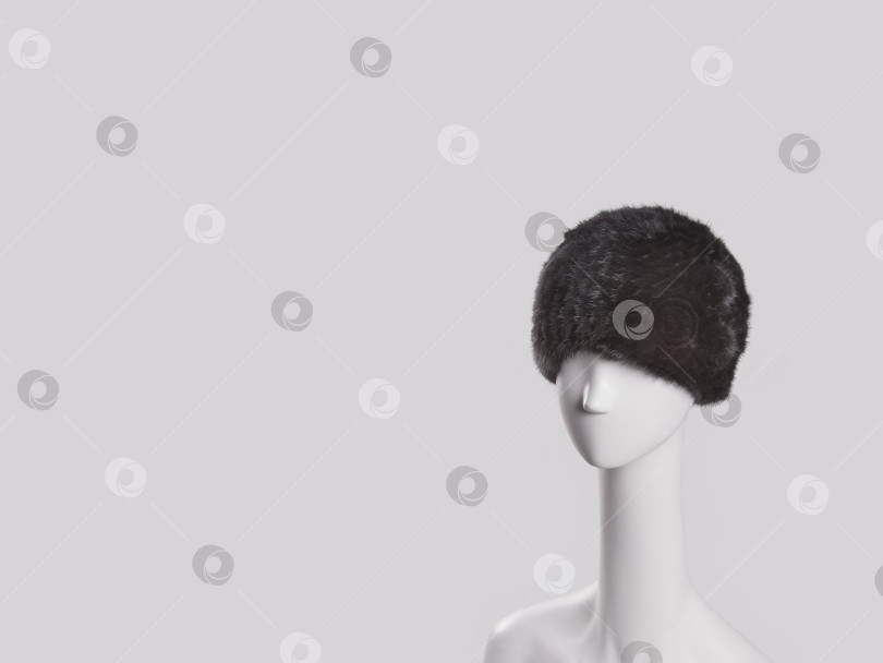 Скачать Женская меховая шапка на пластиковой голове манекена, выделенная на белом фоне фотосток Ozero