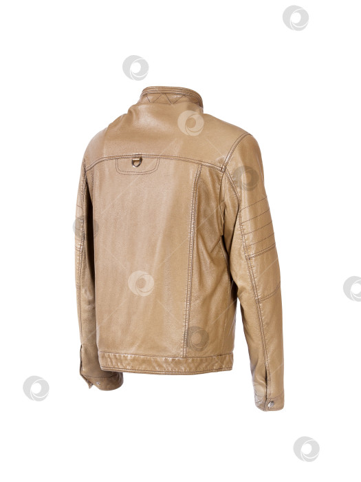 Скачать Короткая кожаная куртка песочного цвета, выделяющаяся на белом фоне фотосток Ozero
