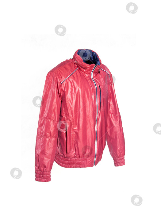 Скачать Красная спортивная куртка, выделяющаяся на белом фоне фотосток Ozero