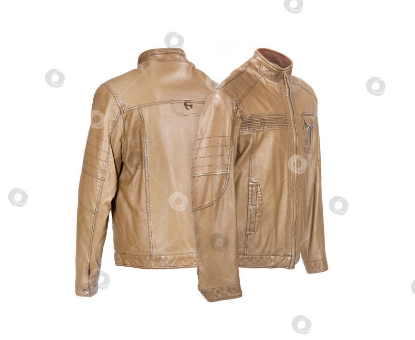Скачать Короткая кожаная куртка песочного цвета, выделяющаяся на белом фоне фотосток Ozero
