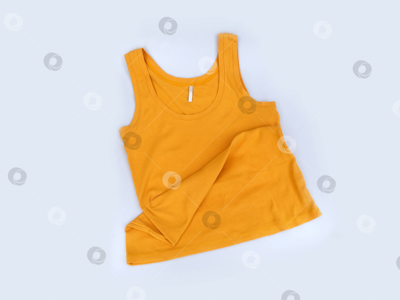 Скачать Желтая вязаная майка-безрукавка, выделяющаяся на белом фоне фотосток Ozero