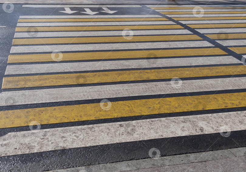 Скачать Ярко-желтые и белые полосы перехода по зебре, пешеходный переход. фотосток Ozero
