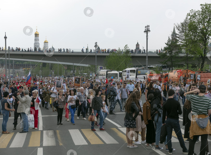 Скачать МОСКВА, РОССИЯ, 09 мая 2019 года: Более миллиона человек всех возрастов принимают участие в параде "Бессмертного полка", посвященном памяти близких, погибших во Второй мировой войне, после государственного парада Победы фотосток Ozero