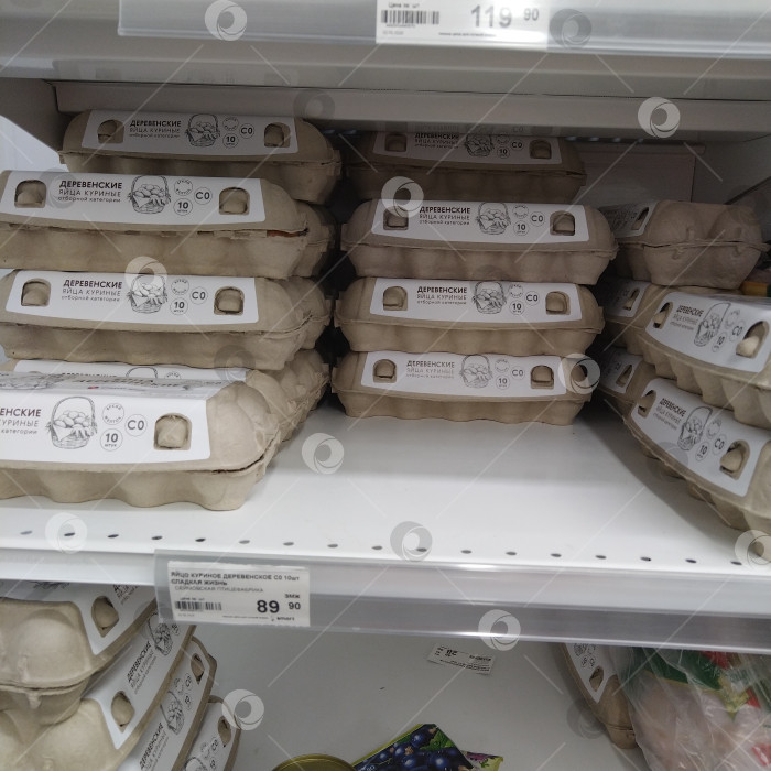 Скачать Отдел отборных куриных яиц в магазине "Smart". фотосток Ozero