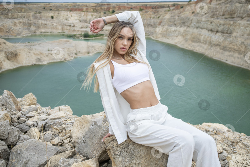 Скачать Модный портрет молодой красивой женщины, позирующей в карьере фотосток Ozero