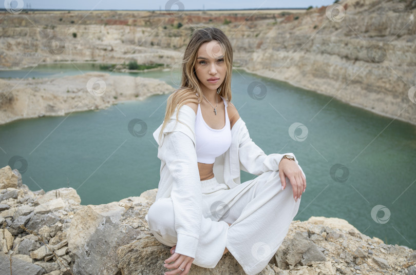 Скачать Портрет молодой красивой женщины в полный рост фотосток Ozero