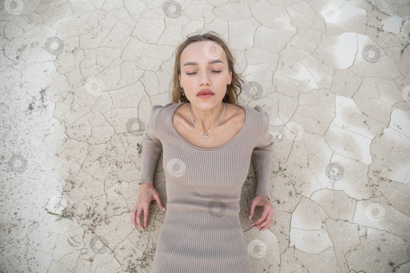 Скачать Сексуальный портрет молодой женщины, вид сверху фотосток Ozero