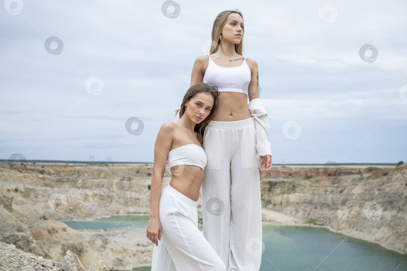Скачать Портрет молодой красивой женщины в полный рост фотосток Ozero