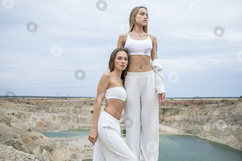 Скачать Портрет молодой красивой женщины в полный рост фотосток Ozero