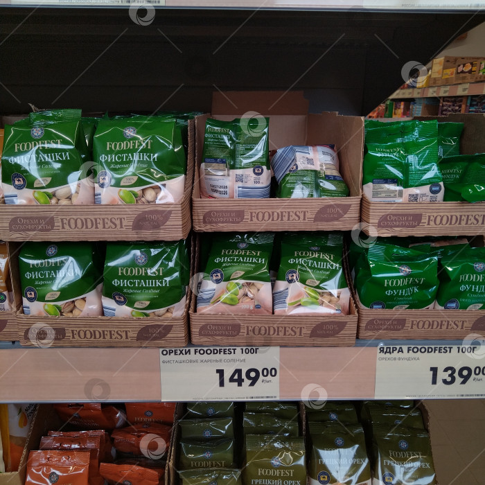 Скачать Отдел фисташек в магазине "Чижик". фотосток Ozero