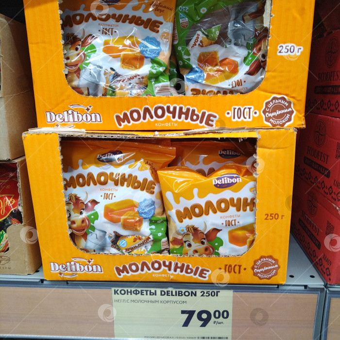 Скачать Отдел молочных конфет в магазине "Чижик". фотосток Ozero