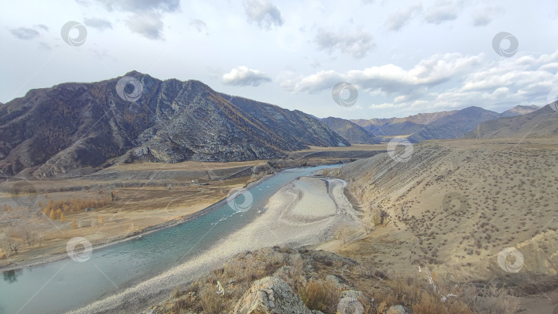 Скачать Красивый пейзаж, река и лес на фоне гор, осень в Горном Алтае. Октябрь. Река Катунь. Красивый пейзаж, река и лес на фоне гор, осень в Горном Алтае. Октябрь. Река Катунь. фотосток Ozero