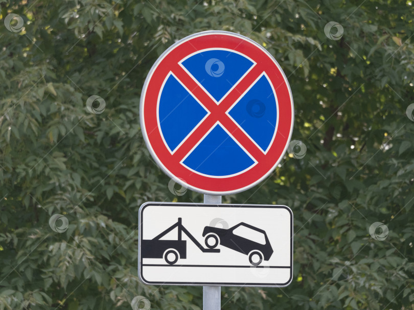 Скачать Запрещена парковка, дорожный знак "зона эвакуации" фотосток Ozero