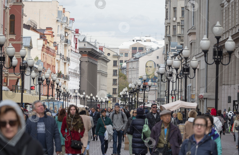 Скачать МОСКВА - 27 сентября: Люди прогуливаются по Старому Арбату 27 сентября 2010 года в Москве, Россия фотосток Ozero