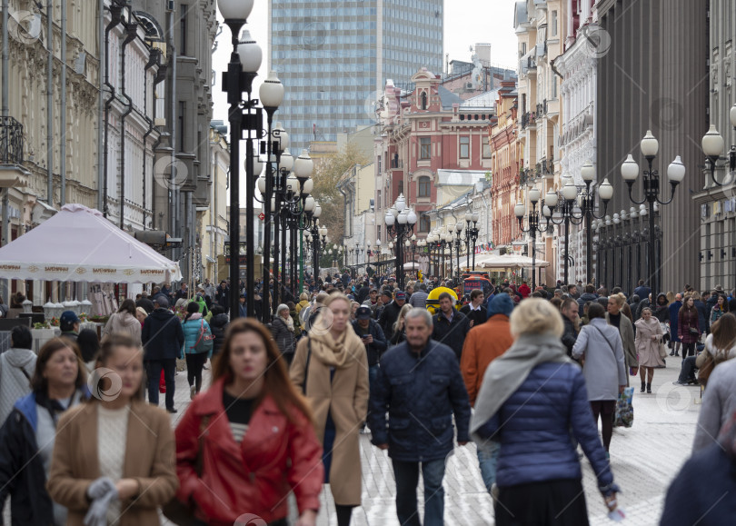 Скачать МОСКВА - 27 сентября: Люди прогуливаются по Старому Арбату 27 сентября 2010 года в Москве, Россия фотосток Ozero