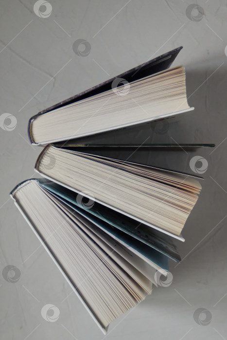 Скачать стопка старых книг, вид сверху фотосток Ozero