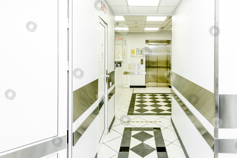 Скачать Санкт-Петербург, Россия, 10 ноября 2021 года, Пустой светлый коридор больничного вестибюля фотосток Ozero
