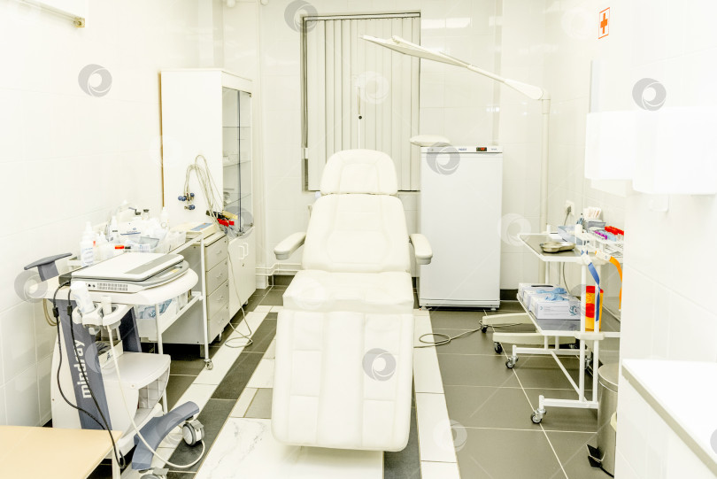 Скачать Санкт-Петербург, Россия, 10 ноября 2021 года, Светлый интерьер кабинета косметолога фотосток Ozero