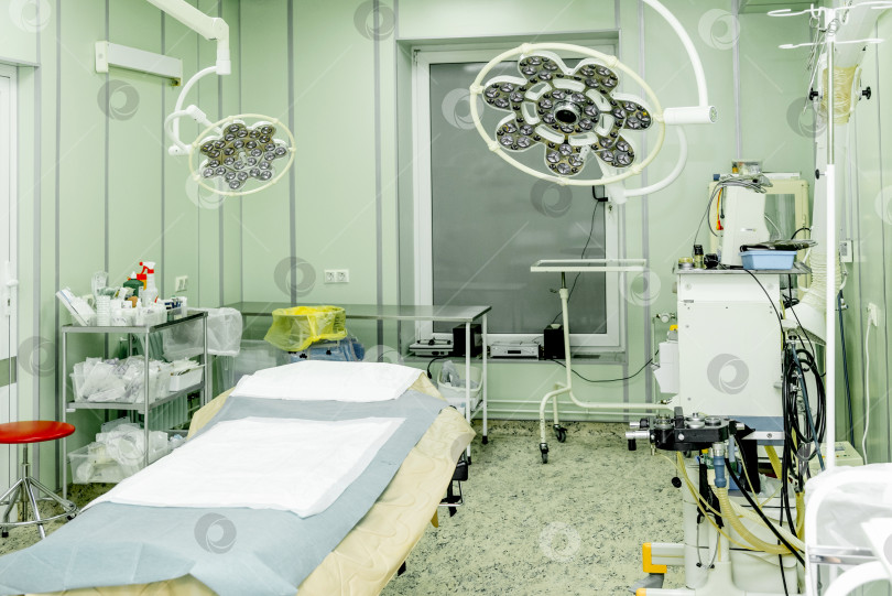 Скачать Санкт-Петербург, Россия, 10 ноября 2021 года, Пустая операционная с оборудованием фотосток Ozero