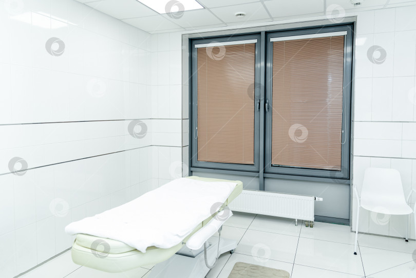 Скачать Интерьер кабинета терапевта больницы, светлая комната с медицинским оборудованием фотосток Ozero