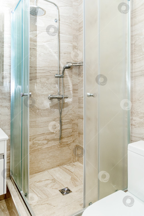 Скачать Простой интерьер ванной комнаты в жилом доме, дизайн туалета в апартаментах отеля фотосток Ozero