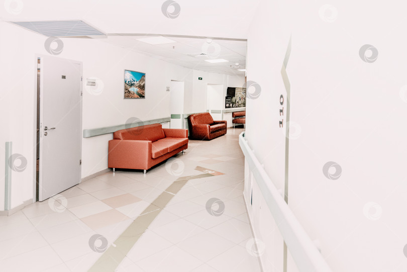 Скачать Санкт-Петербург, Россия, 22 октября 2021 года, Пустой светлый зал ожидания для пациента фотосток Ozero