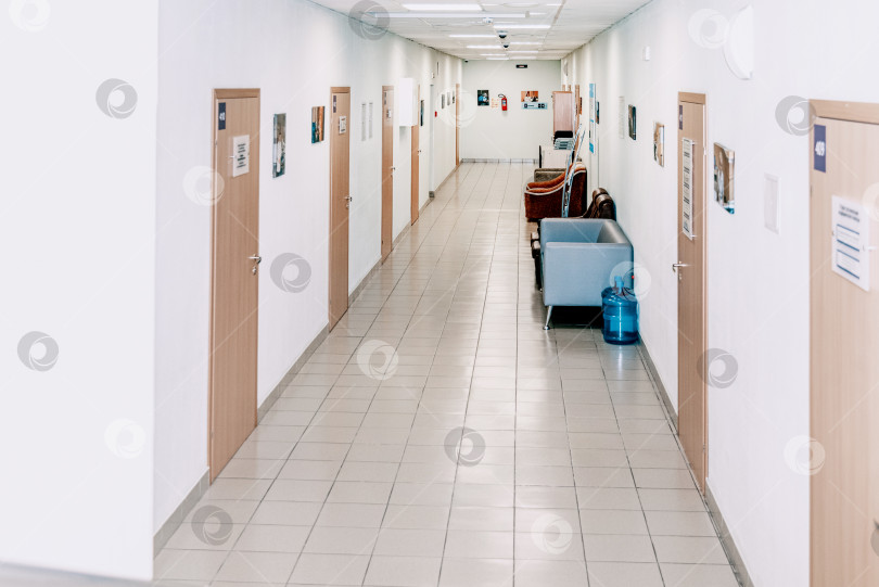 Скачать Санкт-Петербург, Россия, 21 октября 2021 года, Пустой светлый зал ожидания для пациента фотосток Ozero